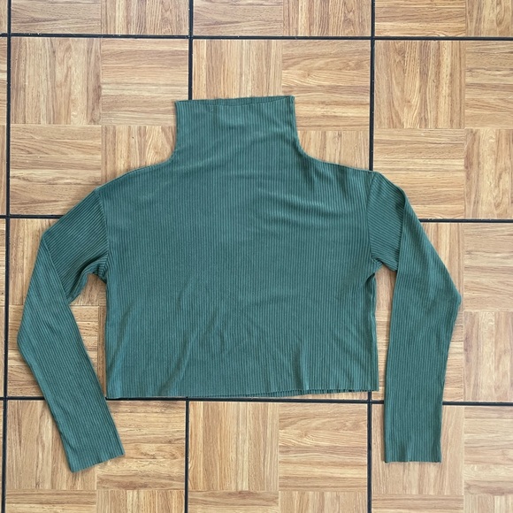 NATIVE YOUTH Cropped Turtleneck - Picture 1 of 3